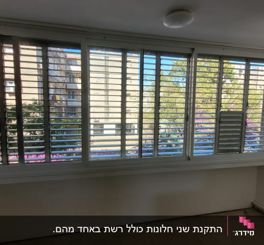 חלון אלומיניום עם תריסים אופקיים